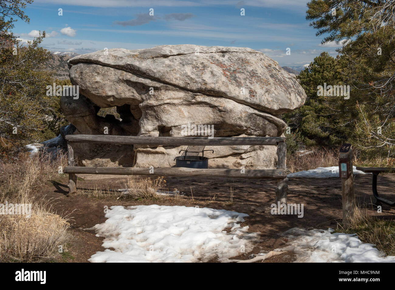 Campeggio 44 contenente un riparo naturale, presso la città di roccia riserva nazionale, Almo, Idaho Foto Stock