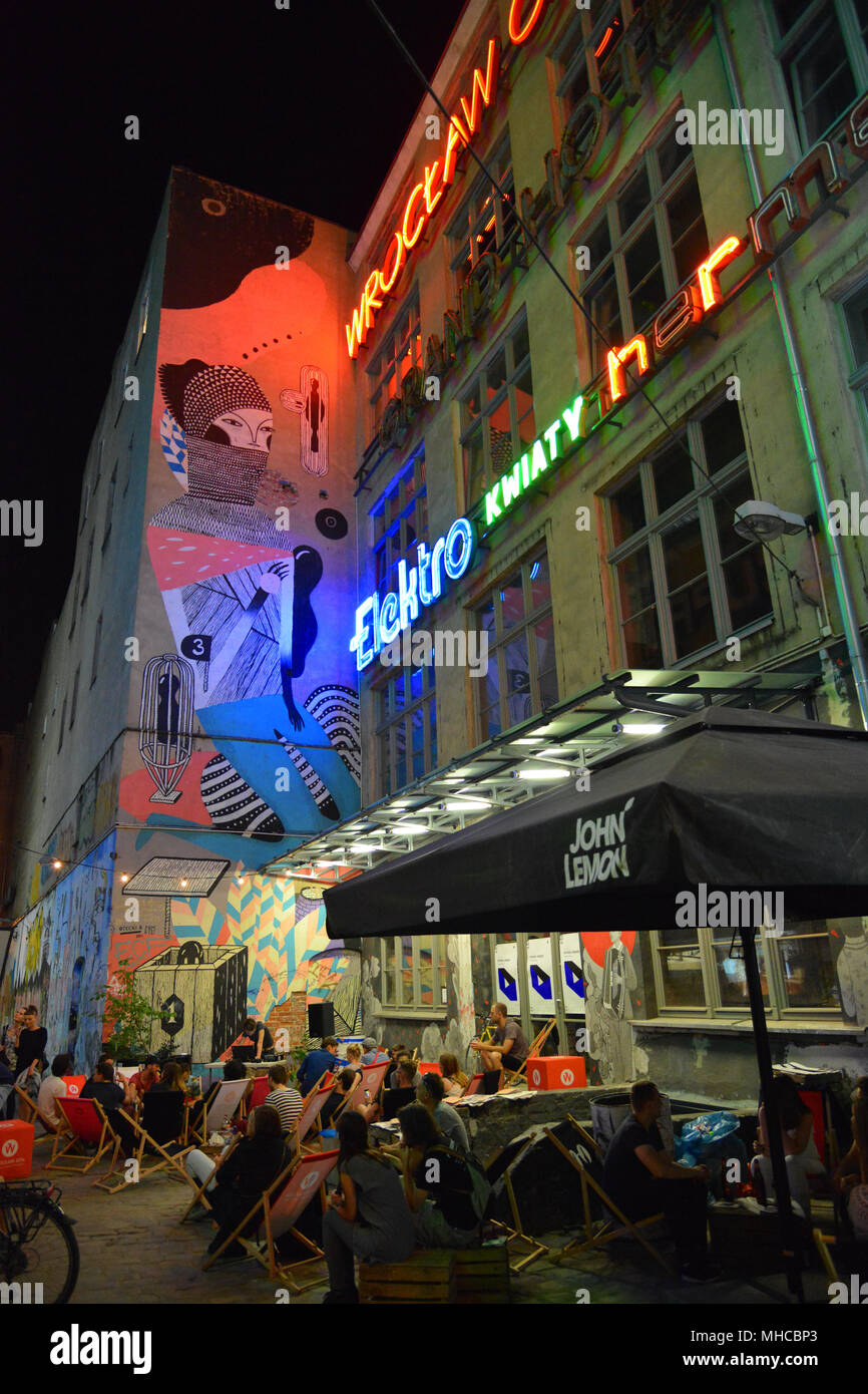 La vita notturna nella famosa galerie 'Neon lato' a Wroclaw in Polonia Foto Stock