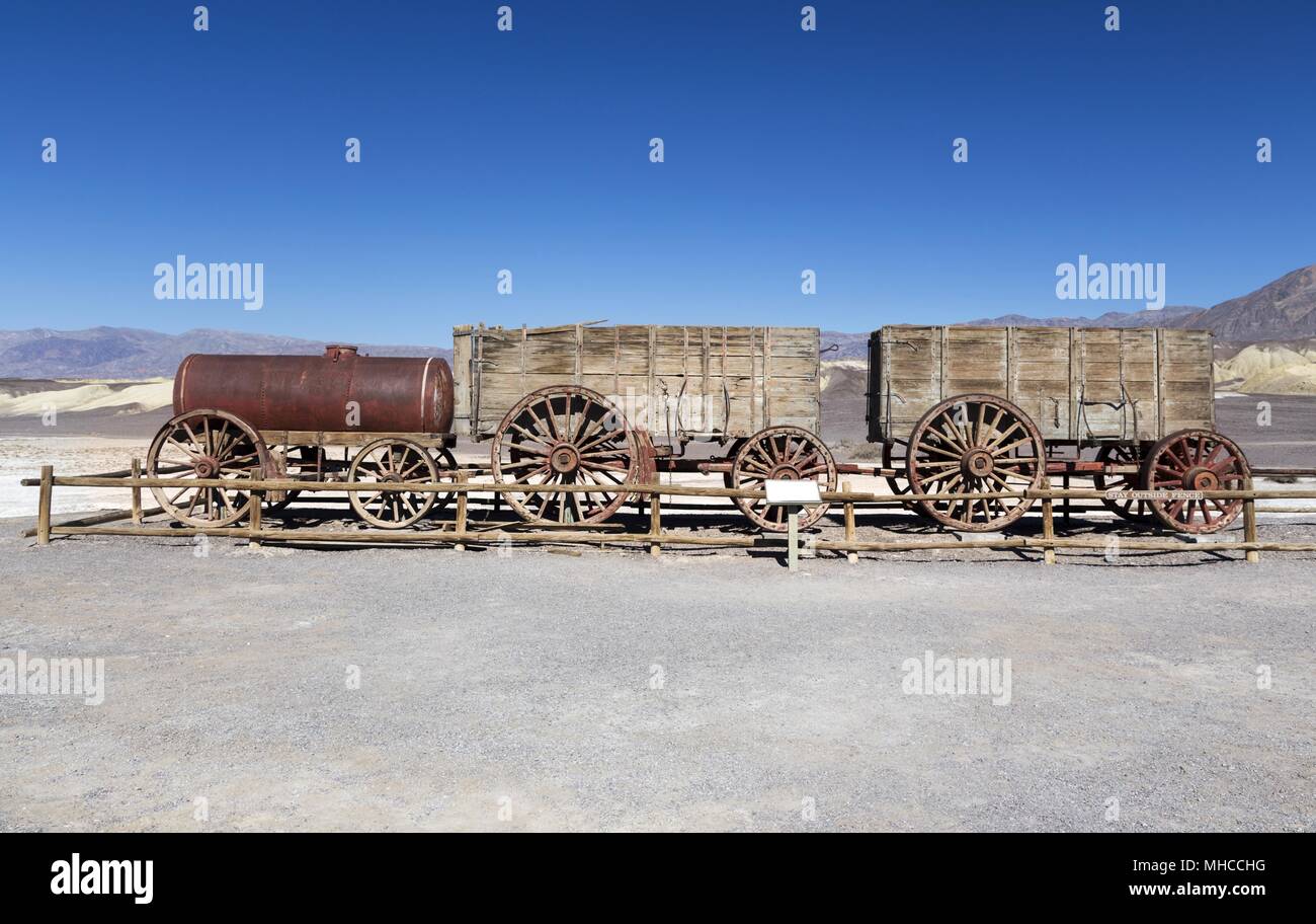 Mostra d'epoca Twenty Mule Team Wagon Trail, famoso monumento storico della Harmony Borax Works. Death Valley National Park Desert Landscape California USA Foto Stock