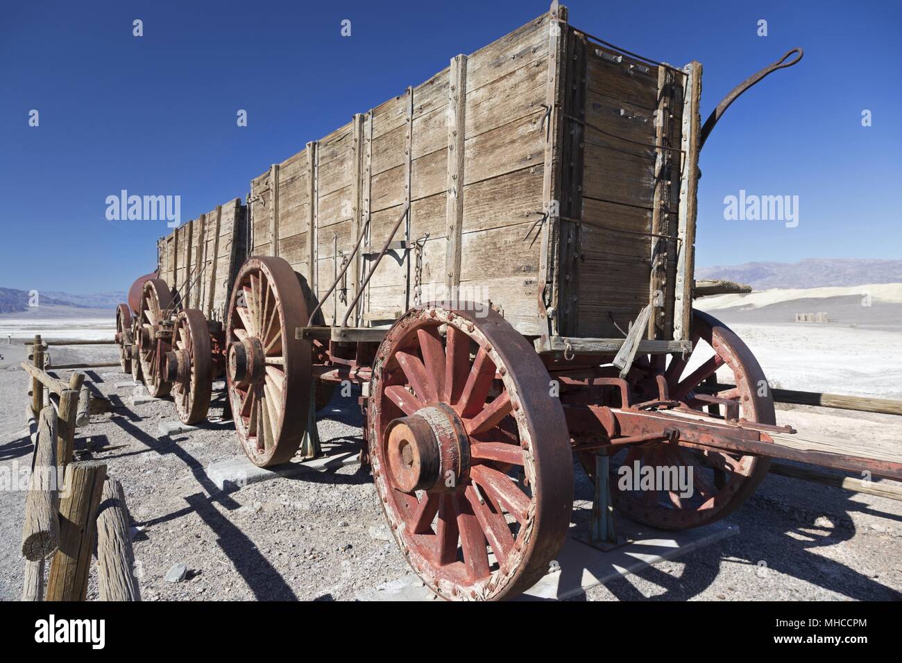 Mostra d'epoca Twenty Mule Team Wagon Trail, famoso monumento storico della Harmony Borax Works. Death Valley National Park Desert Landscape California USA Foto Stock