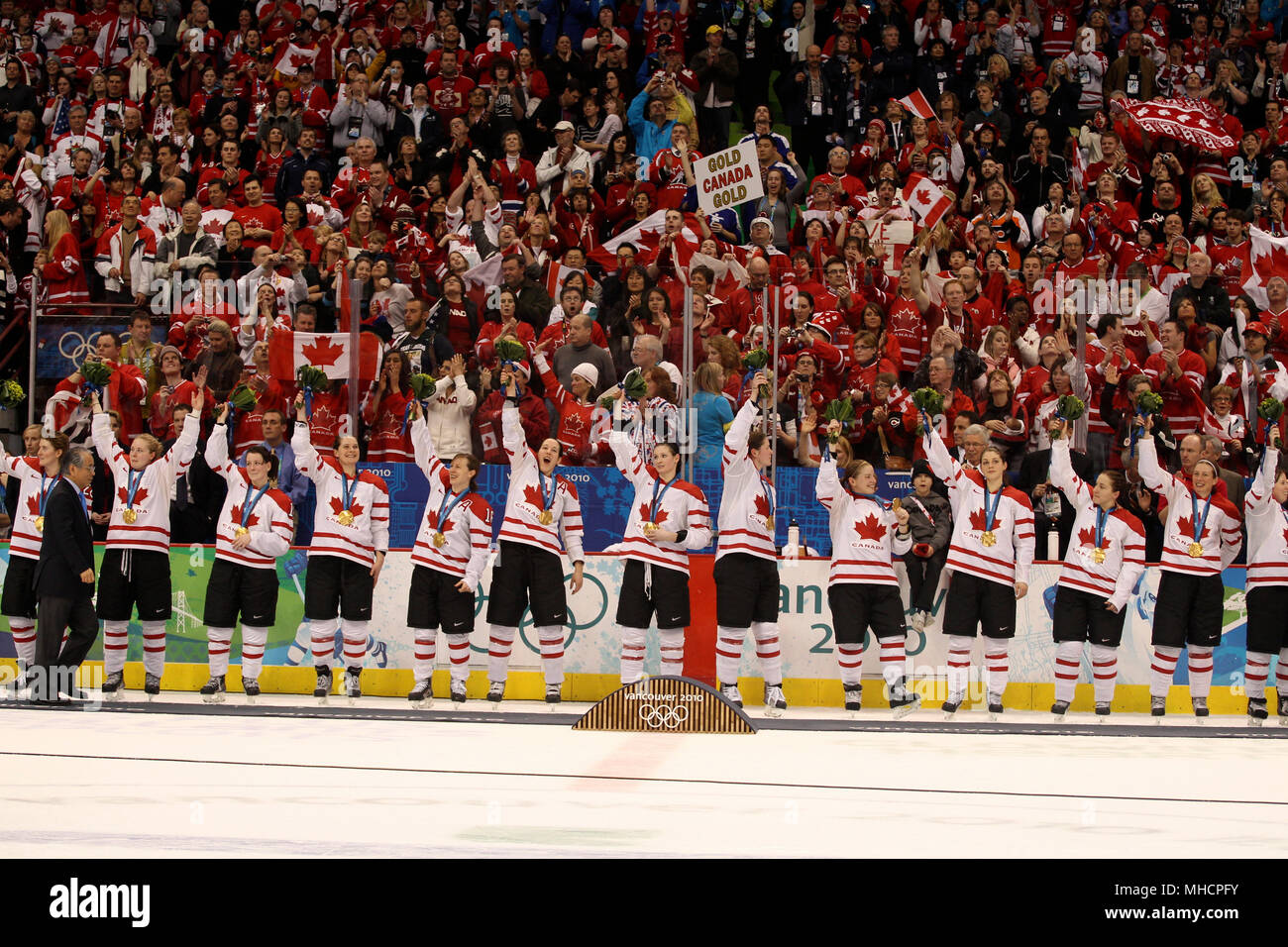 Il canadese le donne la squadra di hockey dopo aver sconfitto gli Stati Uniti nella finale per vincere la medaglia d'oro alle Olimpiadi di Vancouver. Foto Stock