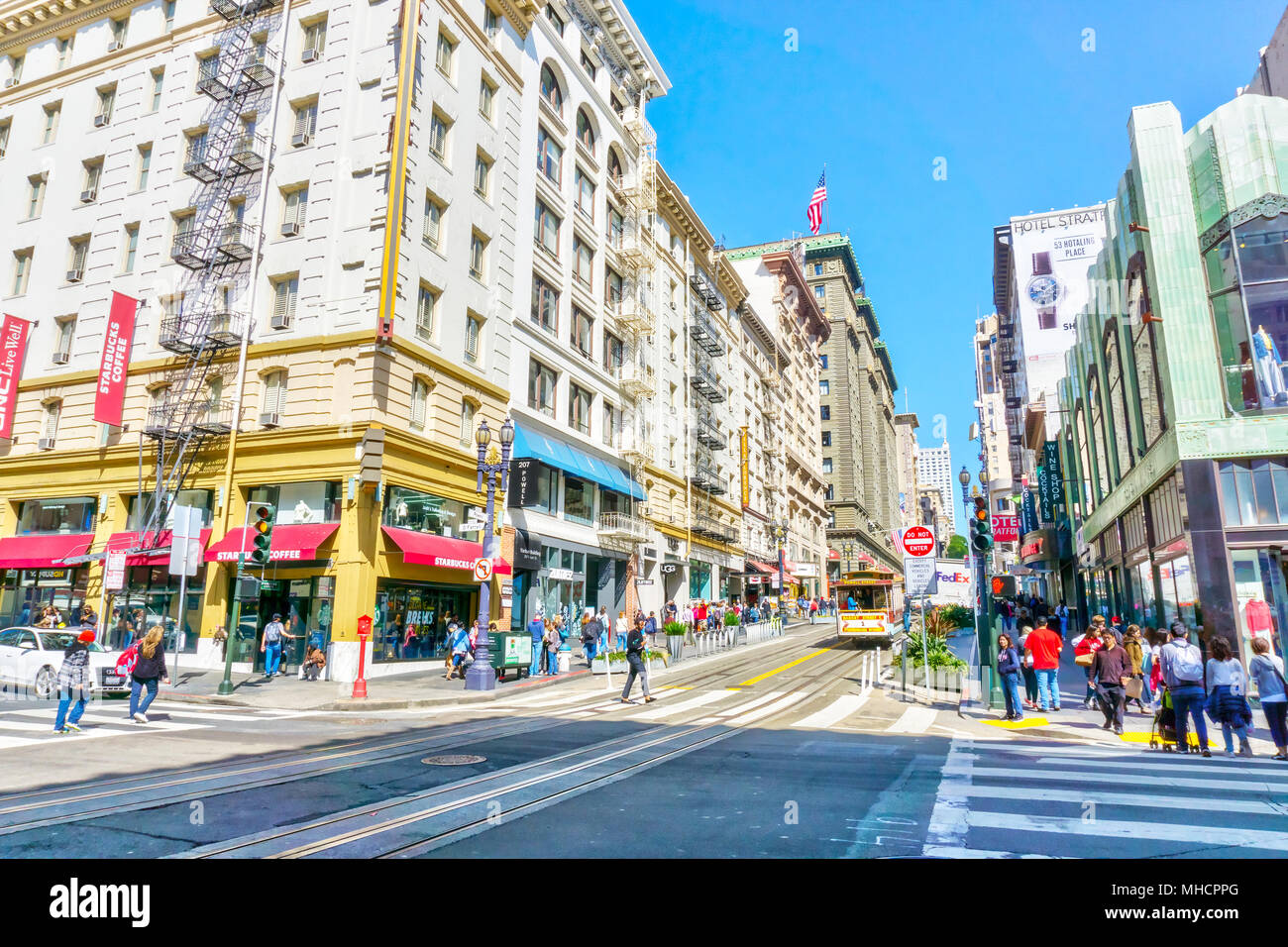 SAN FRANCISCO - Aprile 2, 2018: una strada affollata su Powell nel cuore del centro cittadino di San Francisco dove i negozi e i ristoranti abbondano. Foto Stock