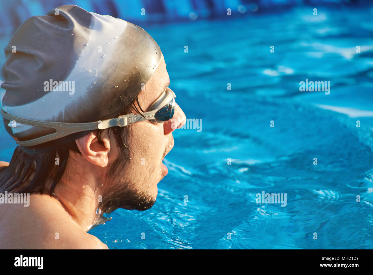 L'uomo nuotatore testa su acqua di sfocatura dello sfondo del pool di close-up Foto Stock