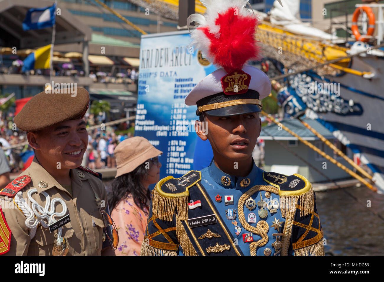 Baltimore, MD, Stati Uniti d'America - 16 Giugno 2012: ufficiali navali con distinte, colorati uniformi a piedi intorno al porto interno nella città di Baltimora, Maryland. Foto Stock