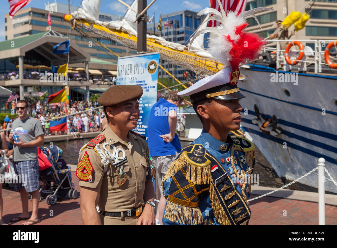 Baltimore, MD, Stati Uniti d'America - 16 Giugno 2012: ufficiali navali con distinte, colorati uniformi a piedi intorno al porto interno nella città di Baltimora, Maryland. Foto Stock