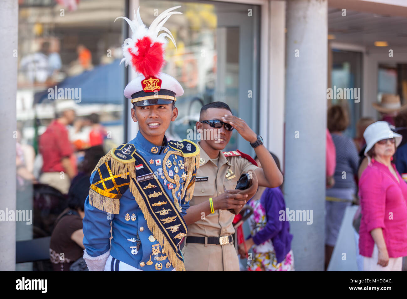 Baltimore, MD, Stati Uniti d'America - 16 Giugno 2012: ufficiali navali con distinte, colorati uniformi a piedi intorno al porto interno nella città di Baltimora, Maryland. Foto Stock
