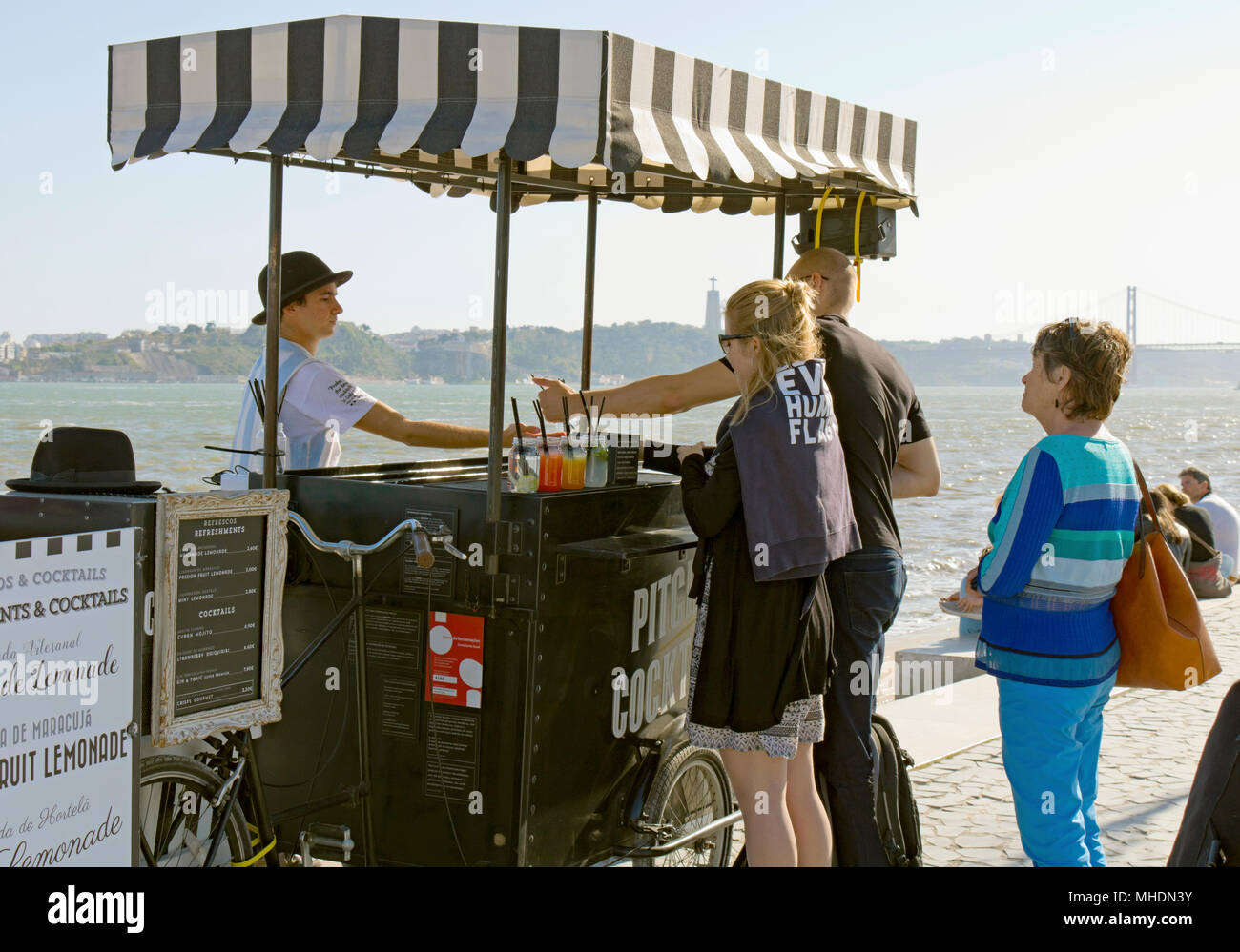 Persone che acquistano bevande a Ribeira das Naus. Lisbona, Portogallo Foto Stock