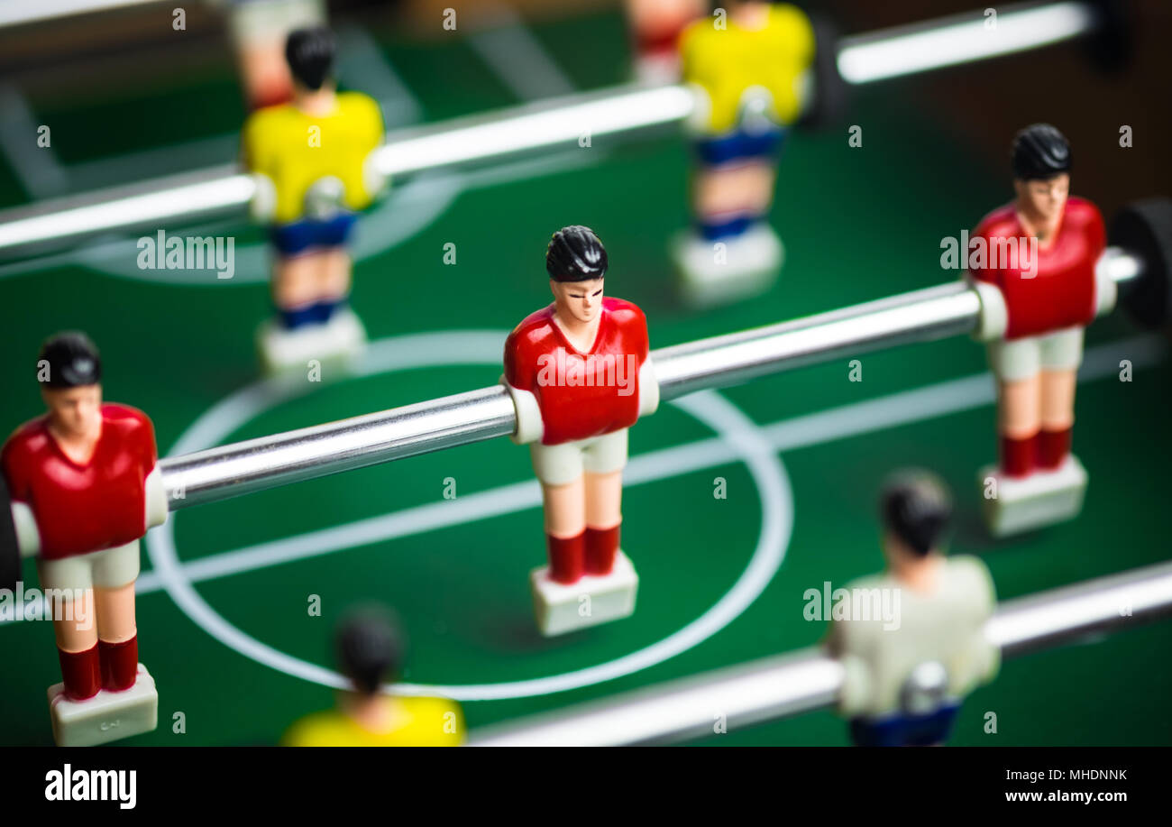 Chiusura del giocatore sul mini gioco di calcio su tavola, il concetto di  lotta in business, vignette effetti filtro e messa a fuoco selettiva Foto  stock - Alamy