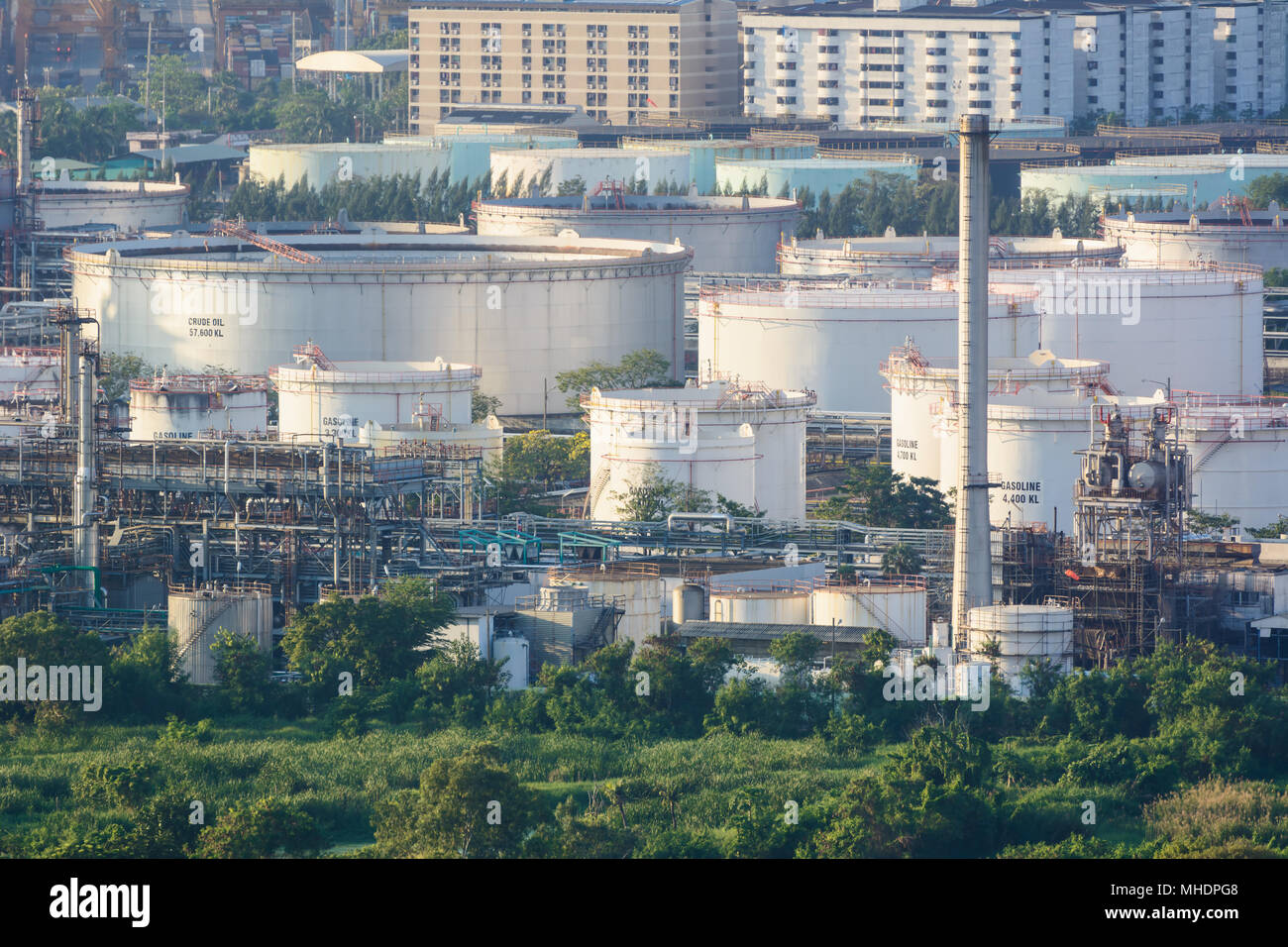 Raffineria di petrolio industria e impianto petrolchimico in città ,vicino al bosco Foto Stock