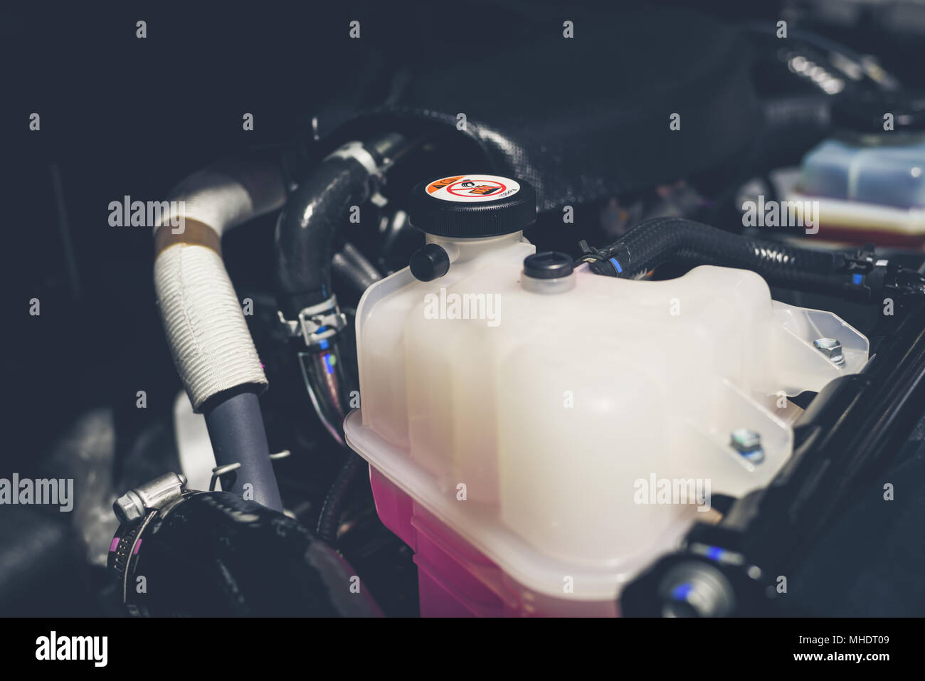 Il serbatoio del liquido di raffreddamento e le informazioni di avvertimento nel vano motore Foto Stock