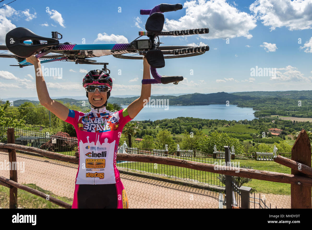 Paola Gianotti #iorispettoilciclista #ilgirodipaola mantenere coraggioso femmina italiana ciclista ciclato attorno al mondo Guinness World Record titolare indossando Foto Stock