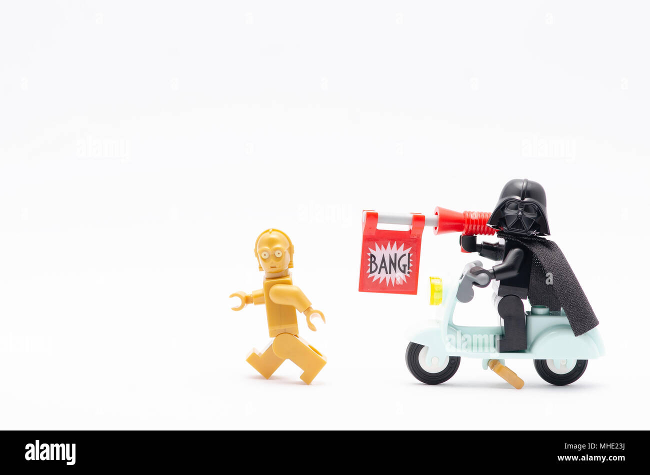 La mini figura di Darth Vader scooter di equitazione con pistola bang a caccia di c3po. Lego minifigures sono fabbricati da Lego. Foto Stock