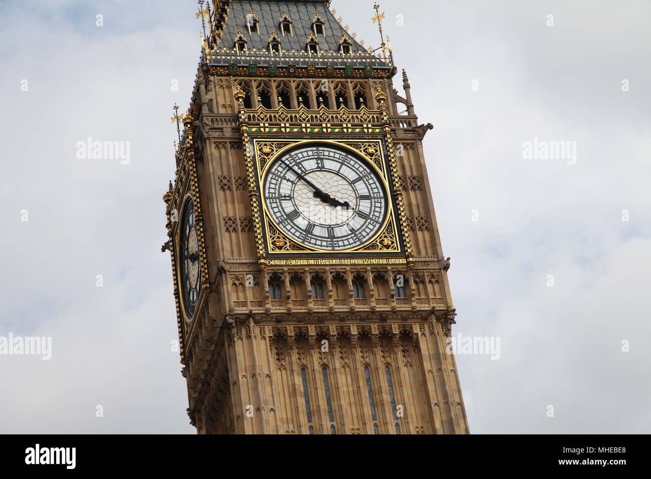 Dettaglio del Big Ben tower, orologio, gargolyes, e appena pulita lavoro in pietra Foto Stock