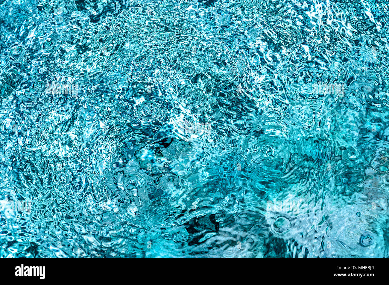 Il blu della piscina di acqua increspata dettaglio Foto Stock
