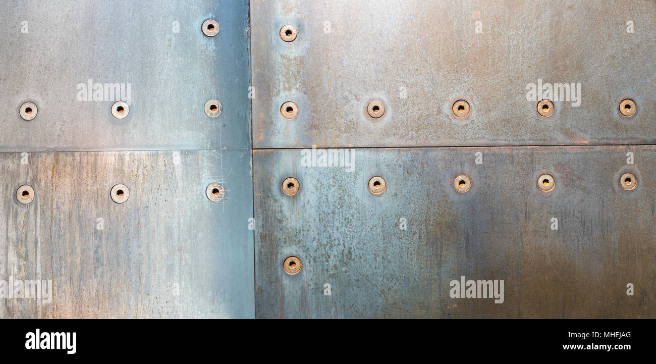 Imbullonato industriali pesanti piastre in acciaio a parete a pavimento Foto Stock