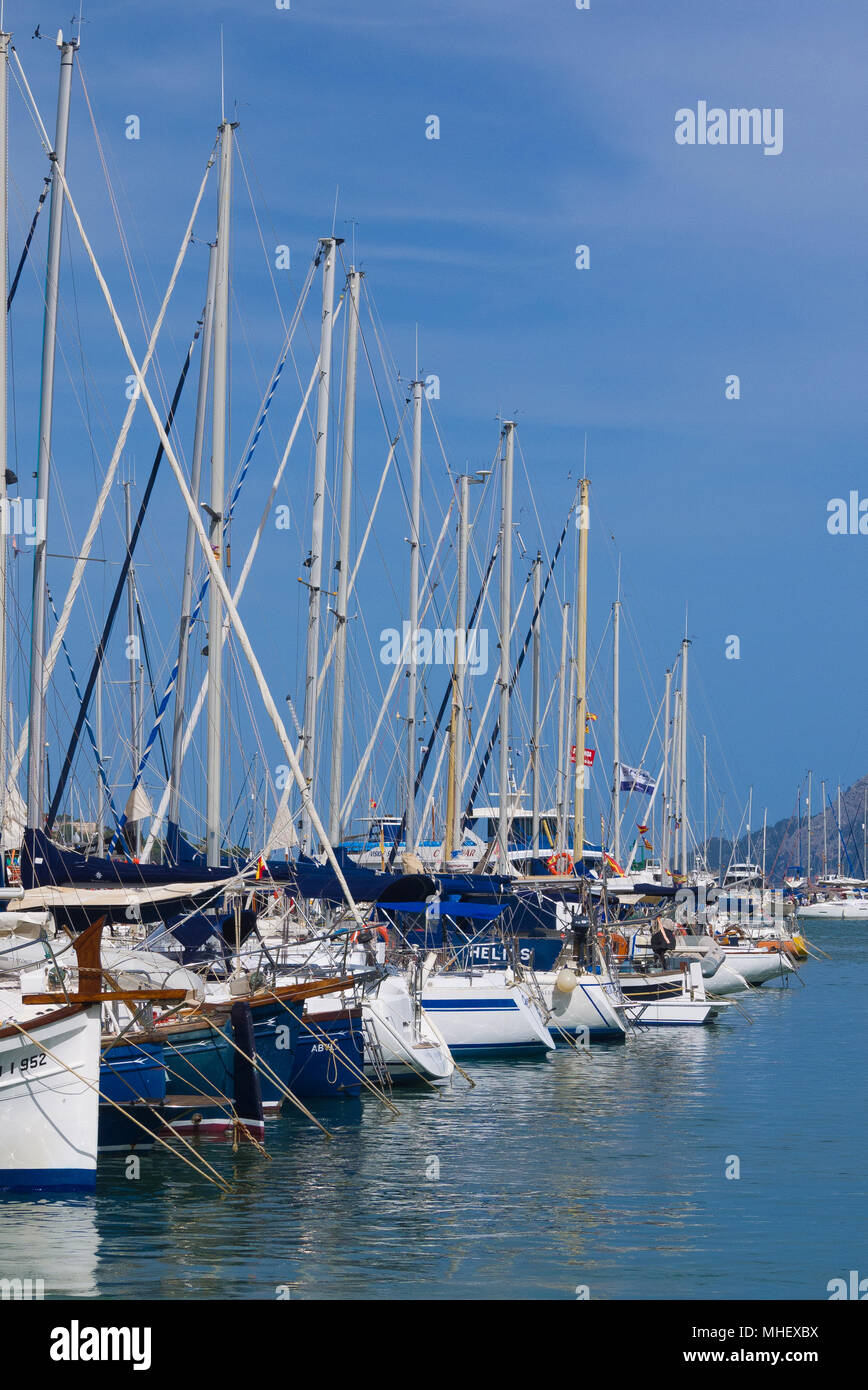 Mallorca, Spagna - 8 Luglio 2017: una fila di yacht ormeggiati a Marina in Port de Pollenca, Mallorca, Spagna. Foto Stock