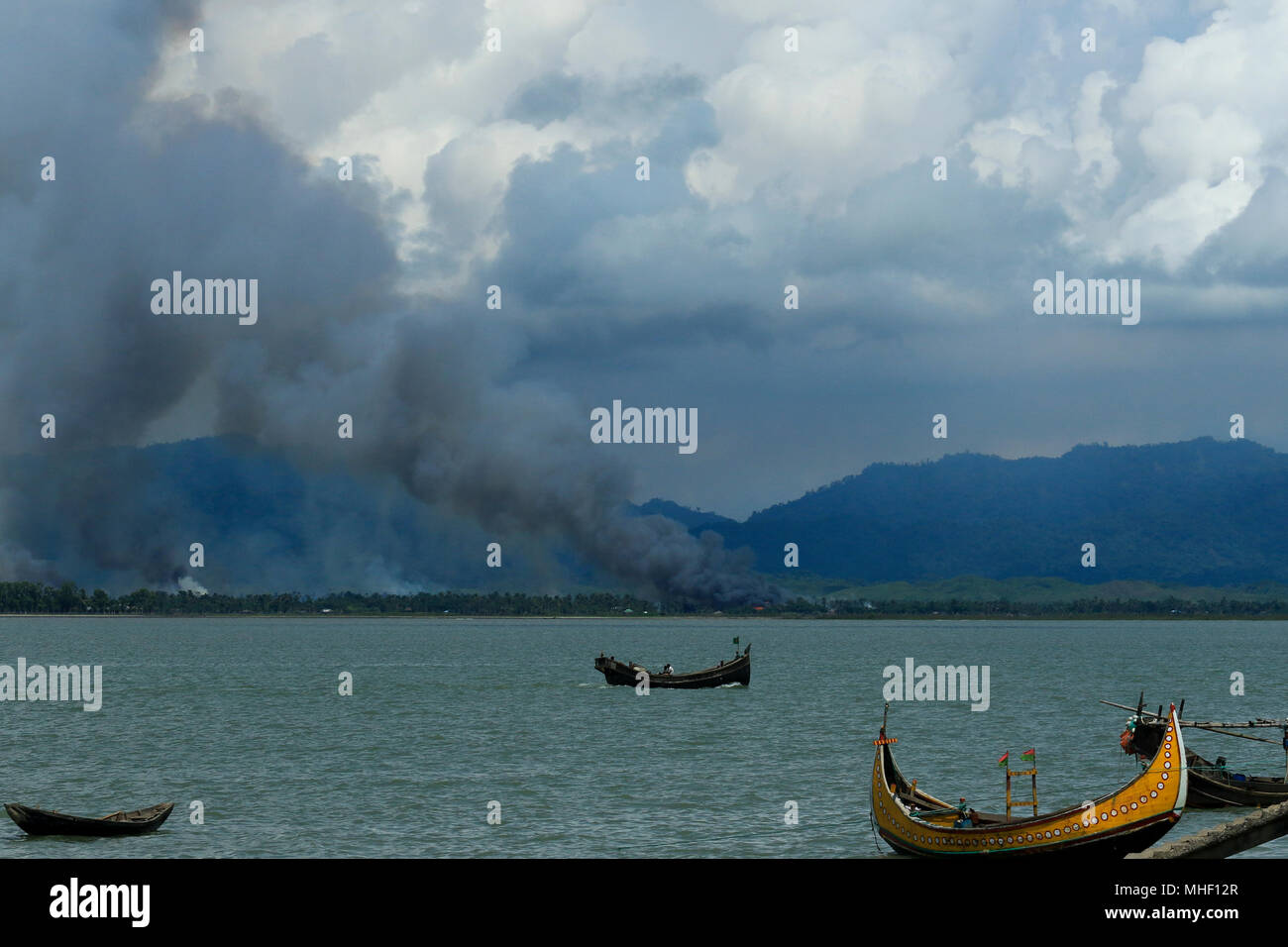 Il fumo è visibile sui villaggi nella zona di Maungdaw in Myanmar border impostato sul fuoco presumibilmente dal Myanmar esercito e altre forze. Teknaf, Cox's Bazar, Bang Foto Stock