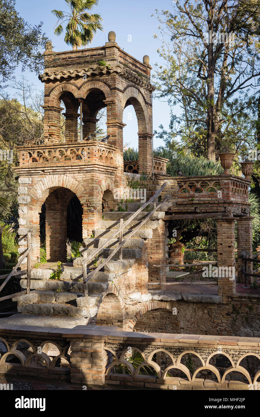 L'Alveare edificio nel parco della città (Villa Comunale) di Taormina, Sicilia. Foto Stock