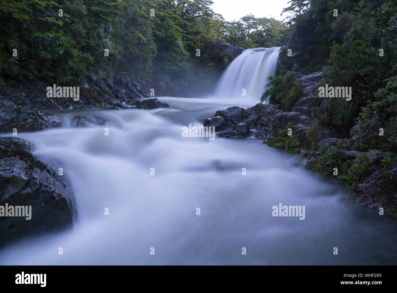 Cascate e alle basi di torrenti di montagna. Il movimento rallentato e lisciata con una lunga esposizione. Foto Stock