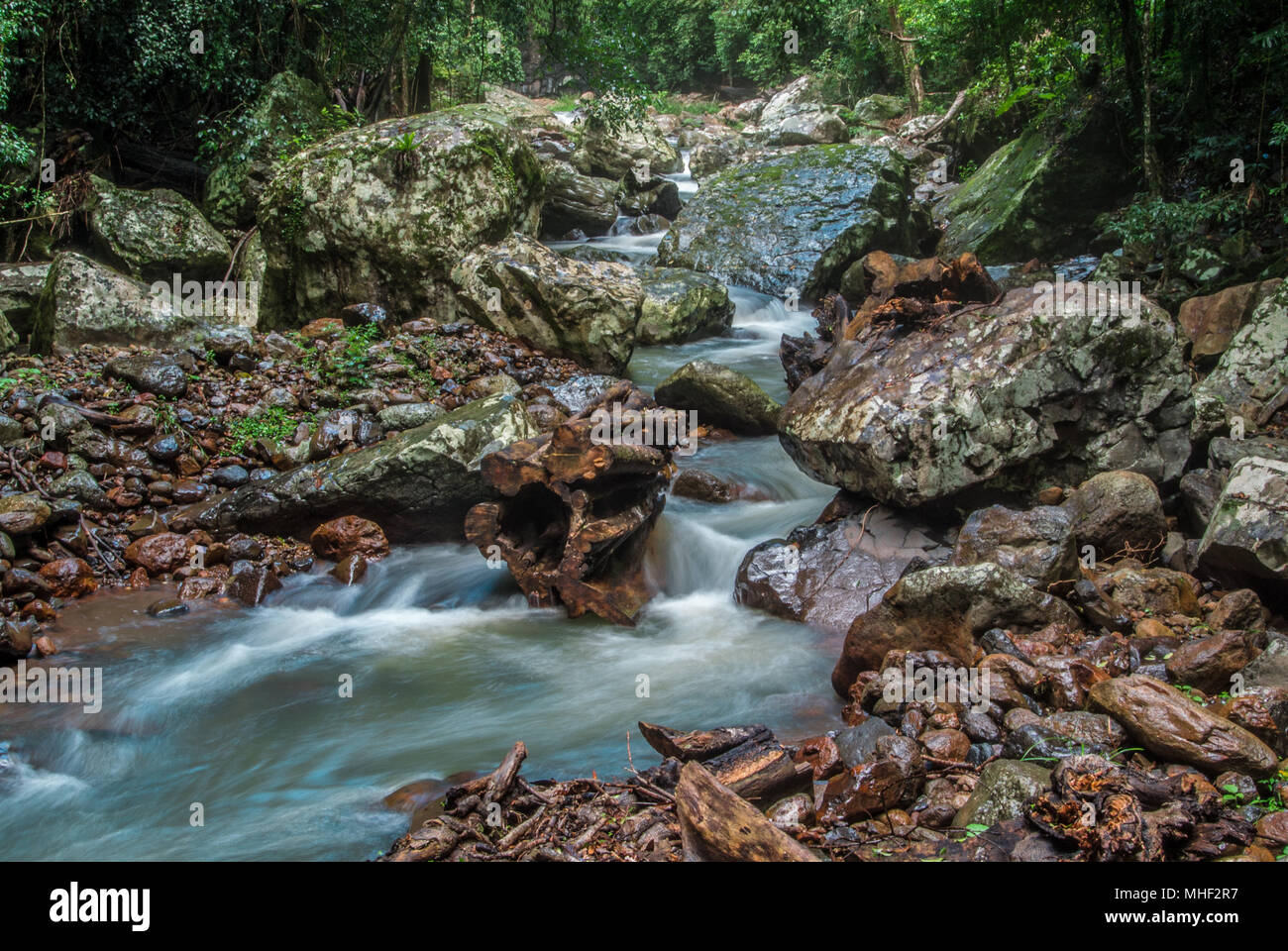 Cascate e alle basi di torrenti di montagna. Il movimento rallentato e lisciata con una lunga esposizione. Foto Stock