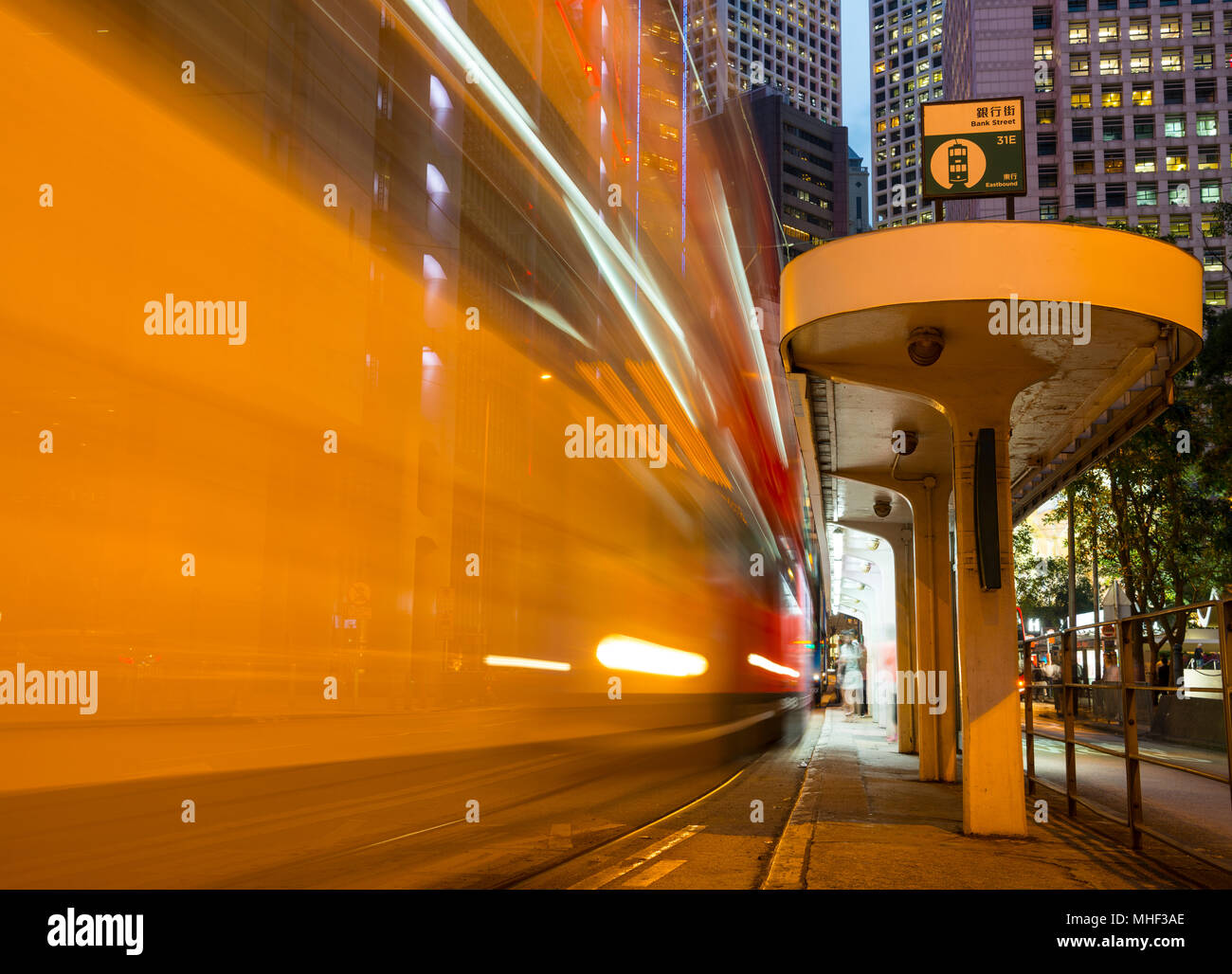 Tram pubblico in Bank Street, Quartiere Finanziario Centrale di Hong Kong, Cina. Foto Stock