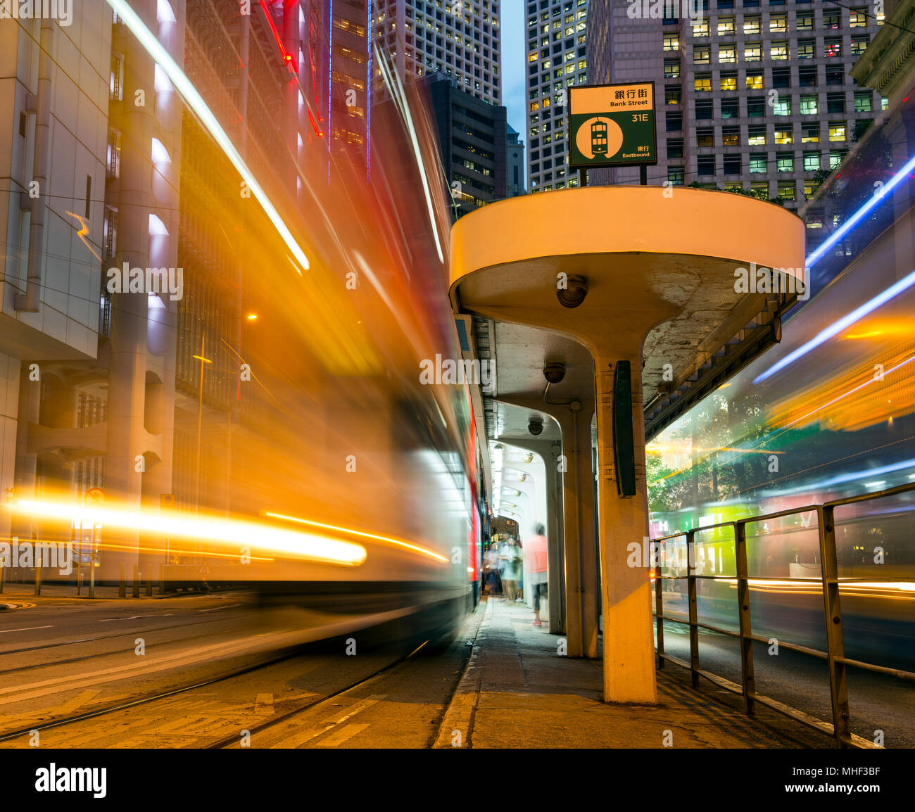 Tram pubblico in Bank Street, Quartiere Finanziario Centrale di Hong Kong, Cina. Foto Stock