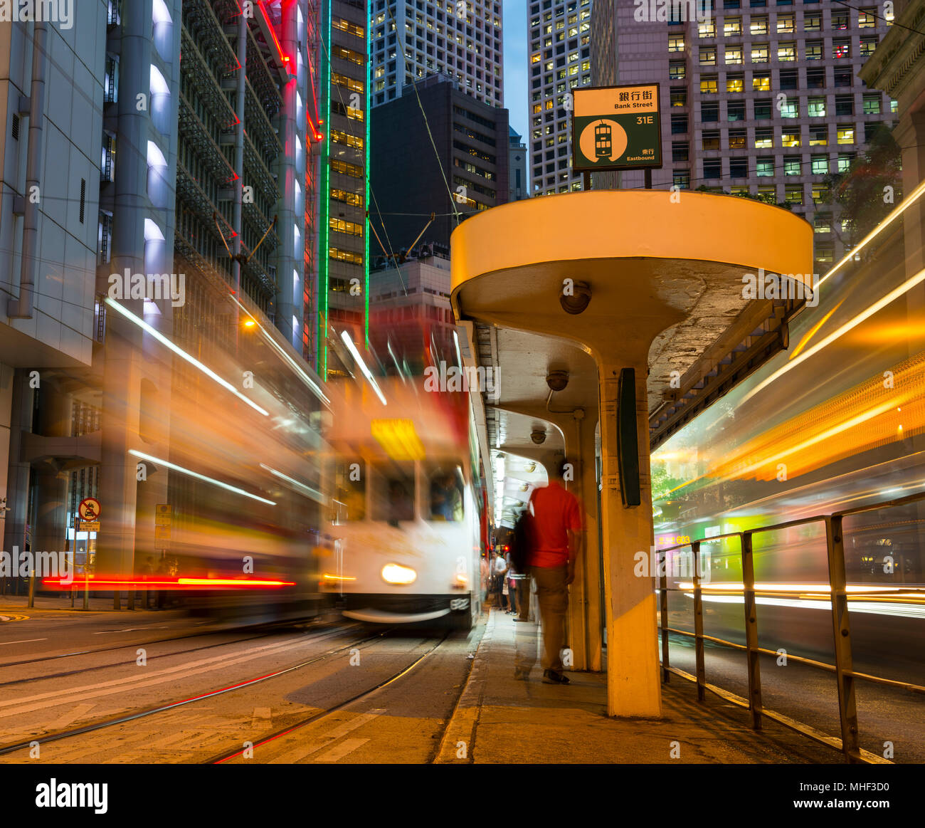 Tram pubblico in Bank Street, Quartiere Finanziario Centrale di Hong Kong, Cina. Foto Stock