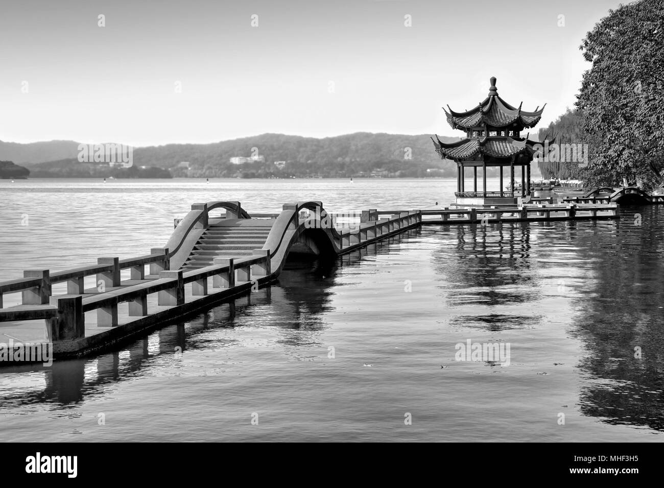 Cinese tradizionale e ponte padiglione sul lago di Hangzhou, Cina - bianco e nero Foto Stock