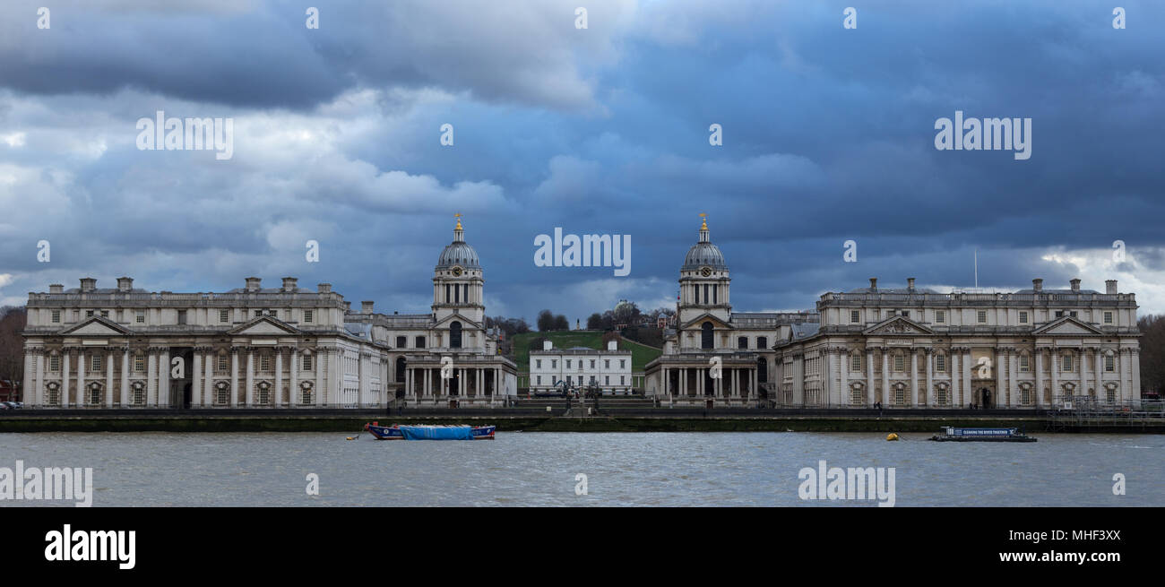 Old Royal Navel College, Greenwich, Londra. Oltre il fiume Tamigi con interessante cielo Foto Stock