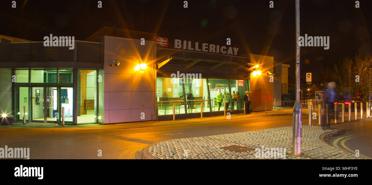 Billericay, Essex Stazione Ferroviaria di notte (la sera tardi). luci che riflettono su strada bagnata Foto Stock