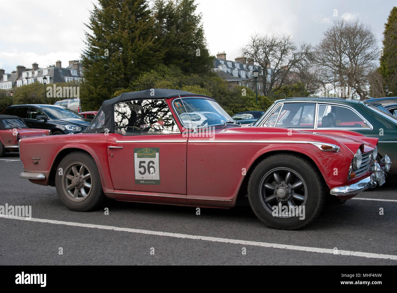 1968 Red Triumph TR250 Cabriolet Auto sportiva lato destro fuorigioco vista di red 1968 Triumph tr250 british soft top guida a sinistra sport sedan c Foto Stock