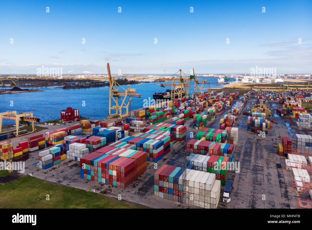 Porto industriale con contenitori vista aerea Foto Stock