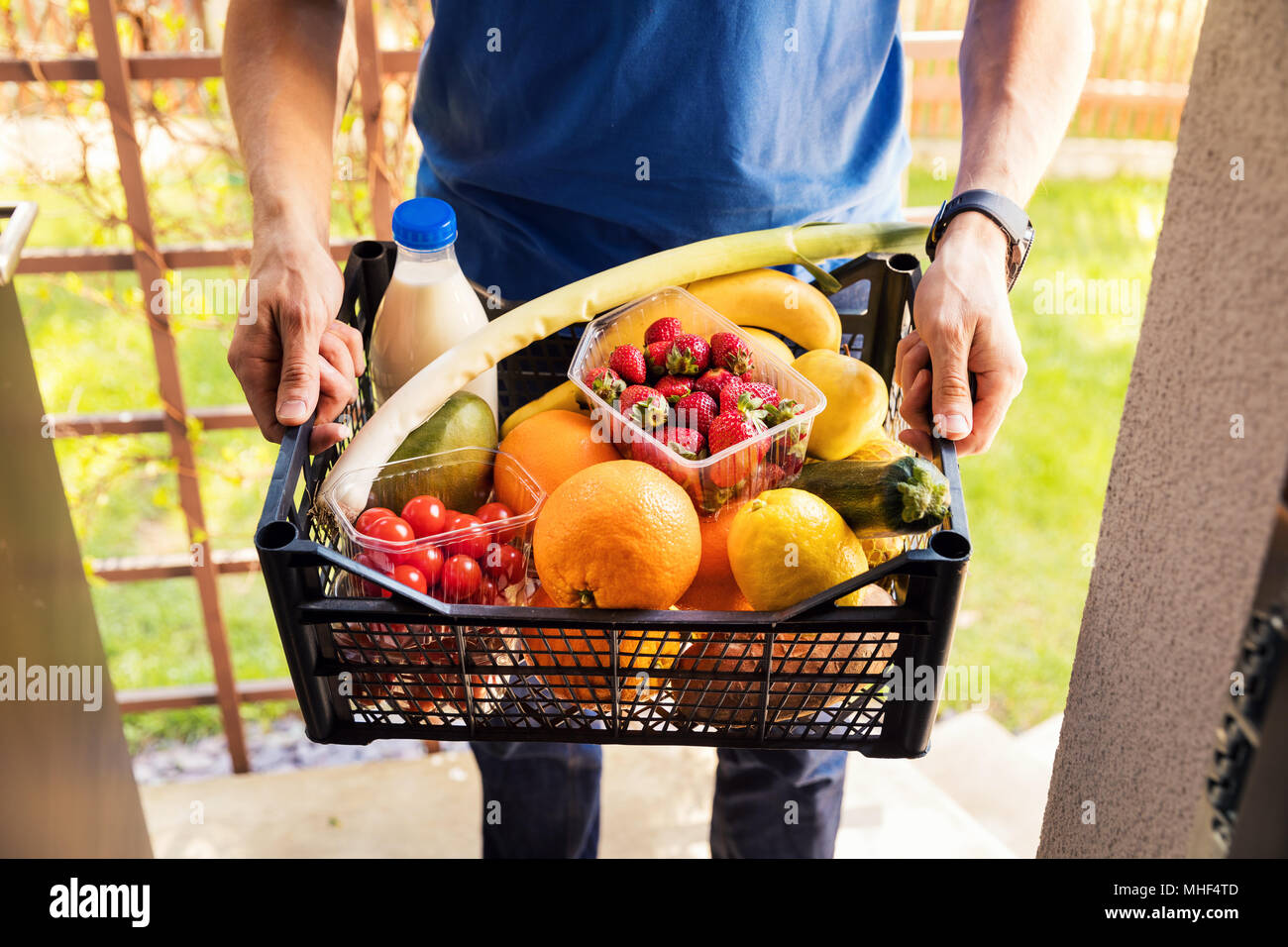 Online grocery shopping immagini e fotografie stock ad alta risoluzione -  Alamy