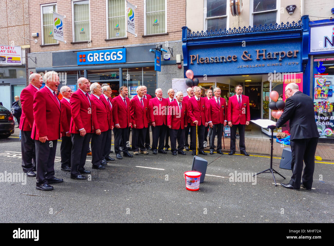 Hereford Rail voce maschile Coro, la raccolta di fondi per le Midlands Air Ambulance carità. Broad Street Hereford REGNO UNITO. Aprile 2018 Foto Stock