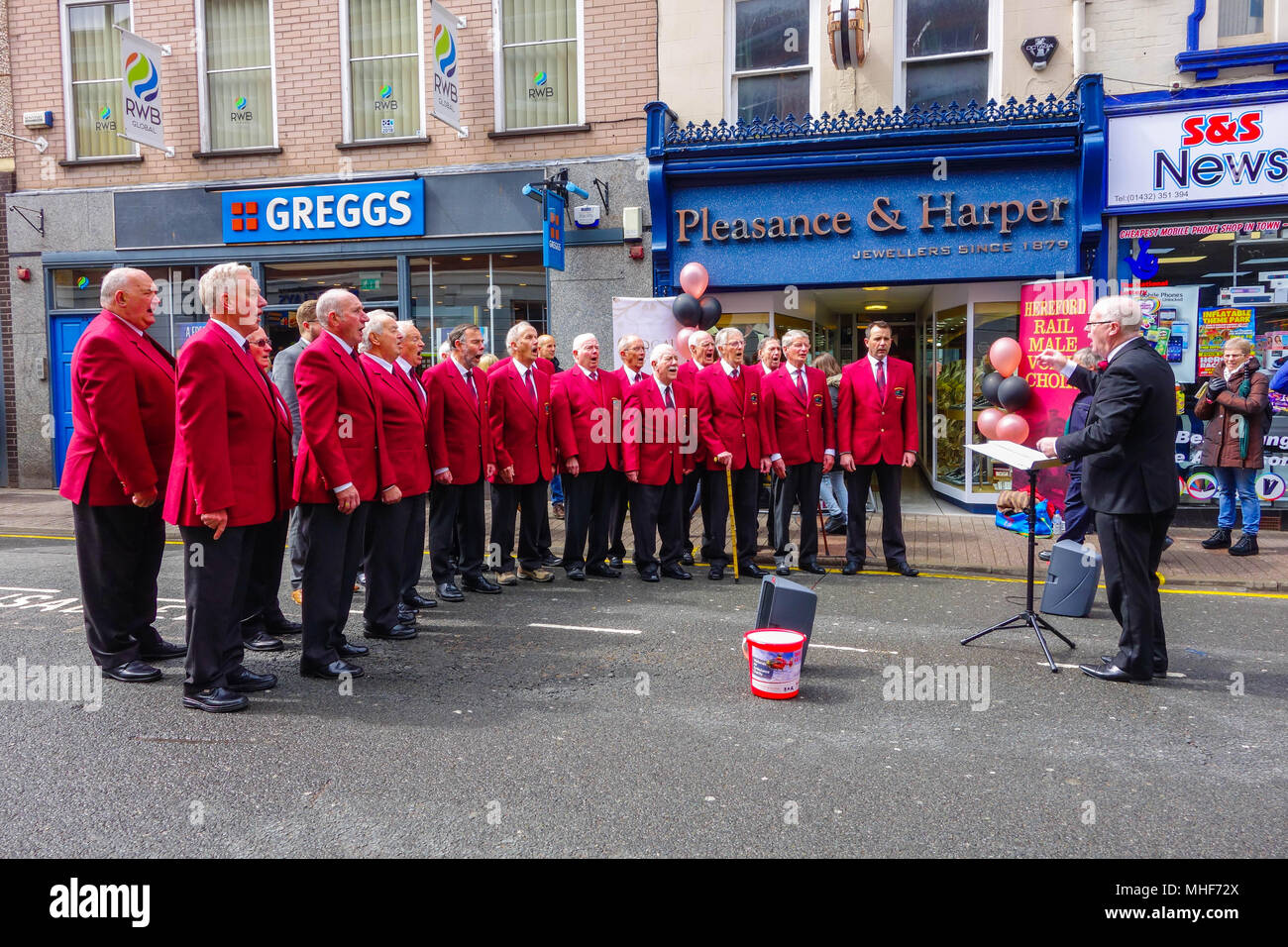 Hereford Rail voce maschile Coro, la raccolta di fondi per le Midlands Air Ambulance carità. Broad Street Hereford REGNO UNITO. Aprile 2018 Foto Stock