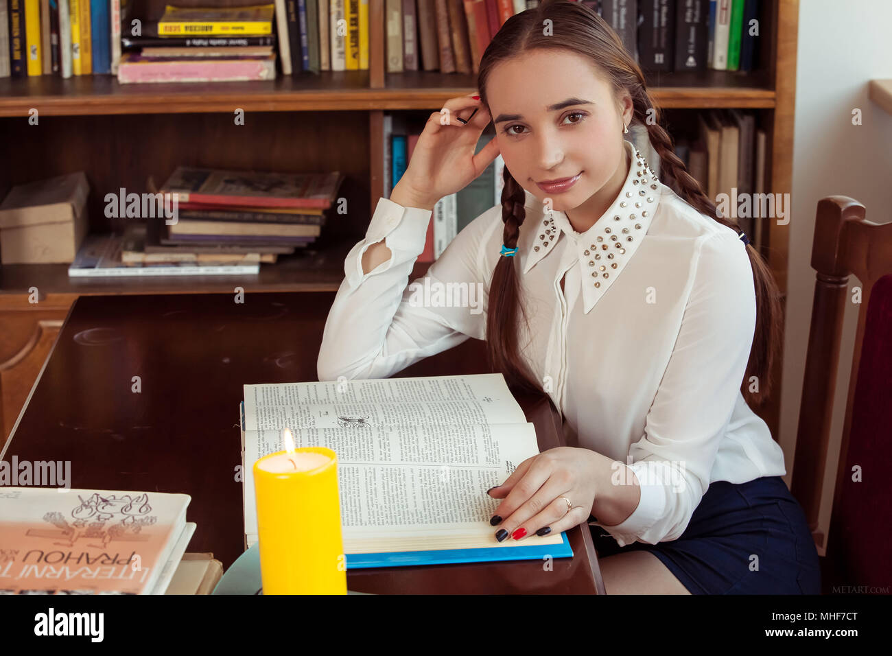 Ragazza con Libro Foto Stock