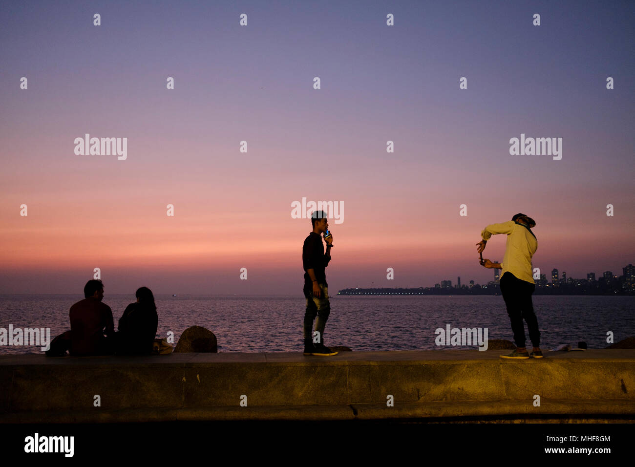 La lunga 3 km Marine Drive è una baia naturale e forma inoltre una porzione del famoso skyline di Mumbai. In serata i gruppi di persone a piedi prendendo l'aria, appendere fuori e rilassarsi nella naturale aria condizionata fornito dalla brezza dal mare Atabian. Foto Mike Abrahams Foto Stock