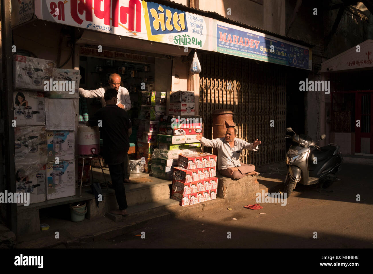 La strada dello shopping di strade affollate nella parte vecchia della città di Ahmedabad, India Foto Stock