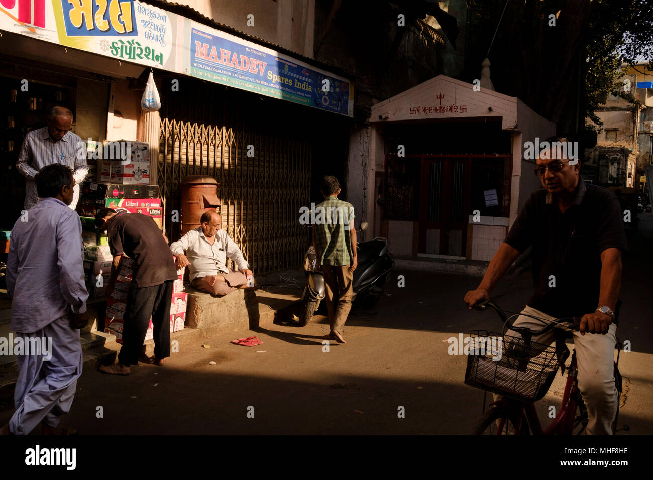 La strada dello shopping di strade affollate nella parte vecchia della città di Ahmedabad, India Foto Stock