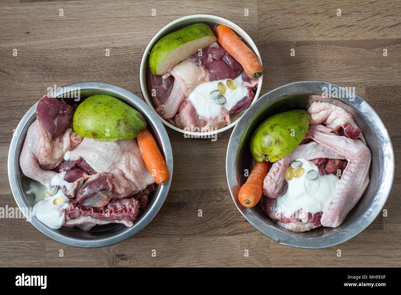 Ossa e cibo crudo, alimentazione sana per cani Foto Stock