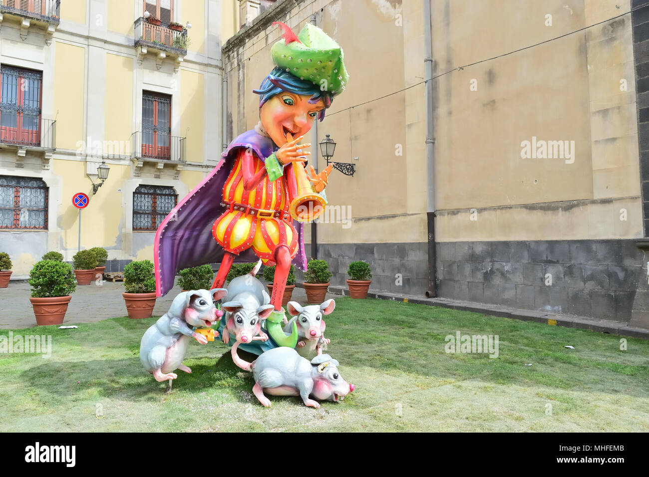 Acireale (CT), Italia - 29 Aprile 2018: Dettaglio di un galleggiante allegoriche raffiguranti vari personaggi di fantasia durante la sfilata di carnevale lungo le strade Foto Stock