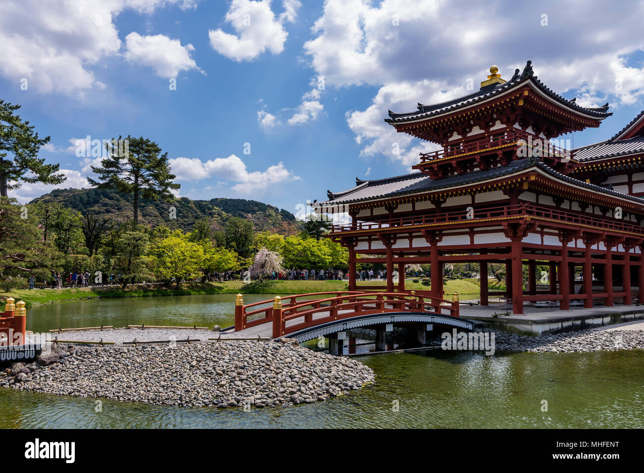 Bellissima vista del tempio Byodo-In in Uji, Kyoto, Giappone e il ponte di accesso Foto Stock