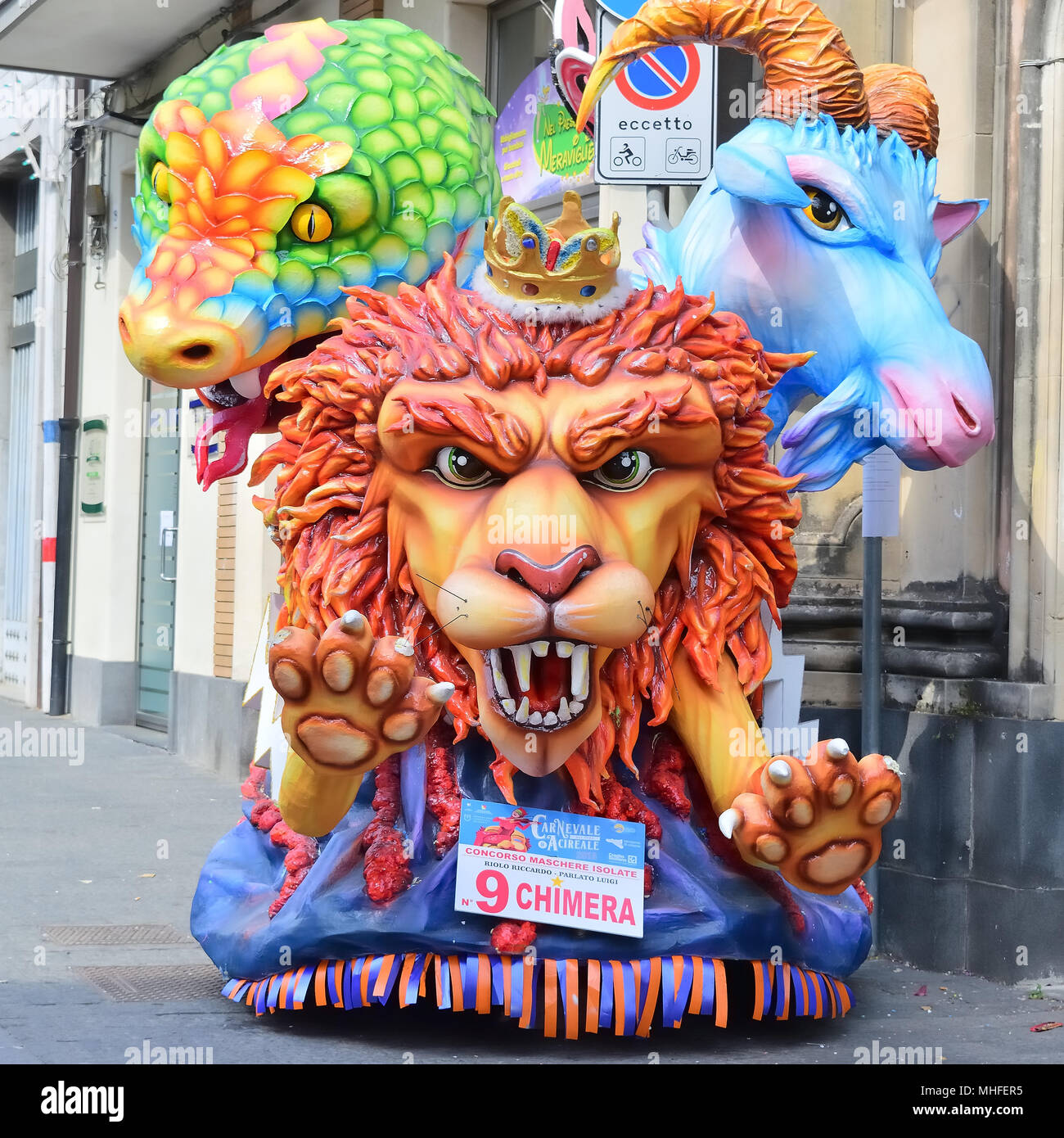 Acireale (CT), Italia - 29 Aprile 2018: Dettaglio di un galleggiante allegoriche raffiguranti vari personaggi di fantasia durante la sfilata di carnevale lungo le strade Foto Stock