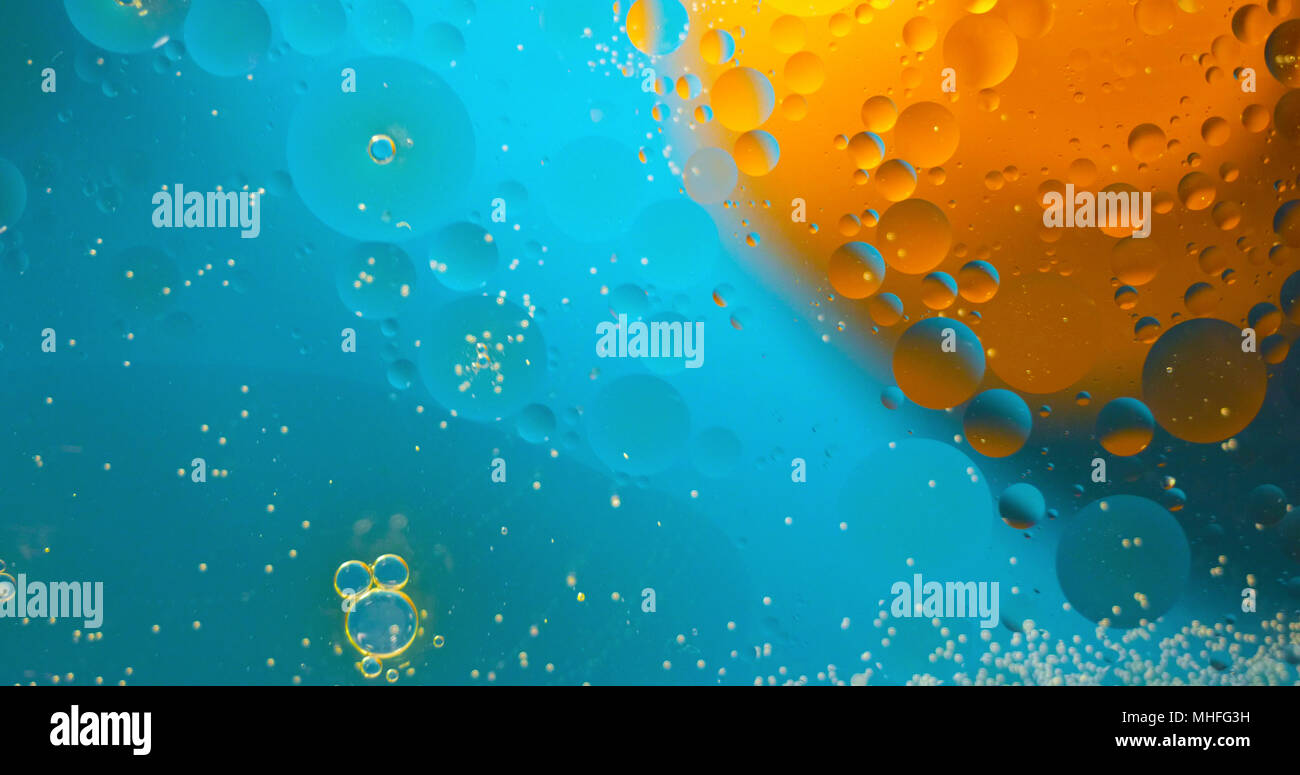 Macchie oleose sulla superficie dell'acqua. Foto Stock