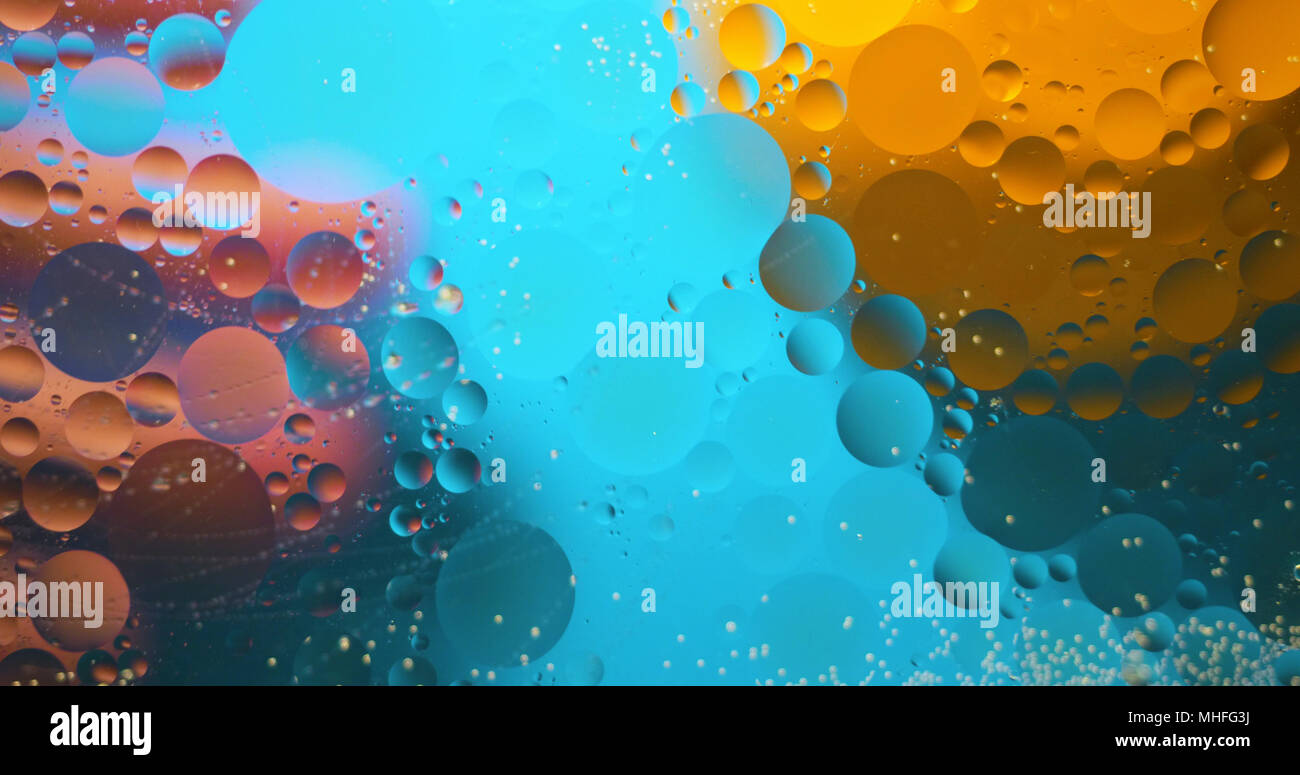 Macchie oleose sulla superficie dell'acqua. Foto Stock