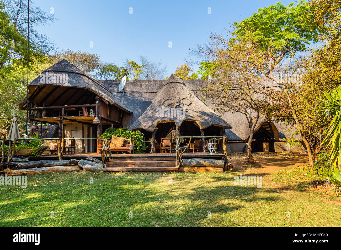Lo Zimbabwe, il Parco Nazionale di Hwange, avorio Safari Lodge Edificio principale. Foto Stock