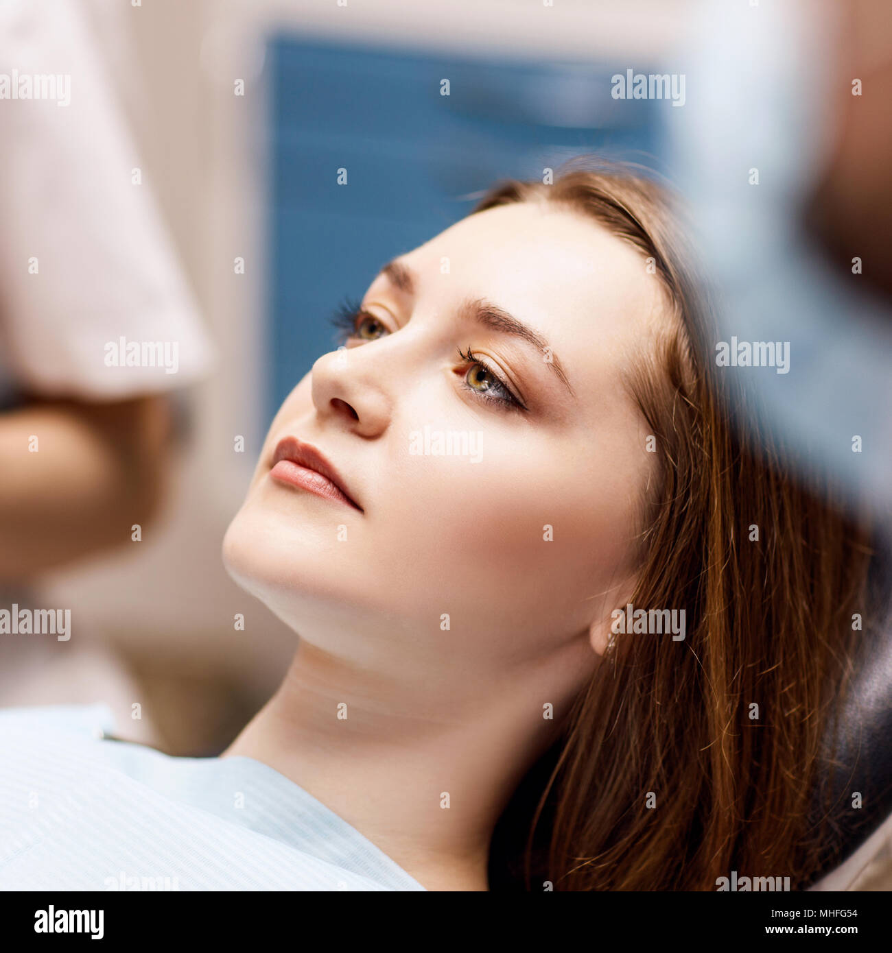 Giovane donna paziente attesa di trattamento in odontostomatologia clinica. Foto Stock