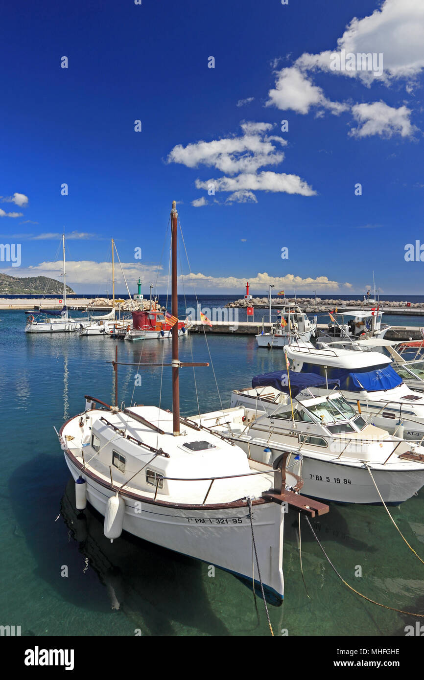Imbarcazioni da diporto ormeggiata in porto, Cala Bona, Mallorca Foto Stock