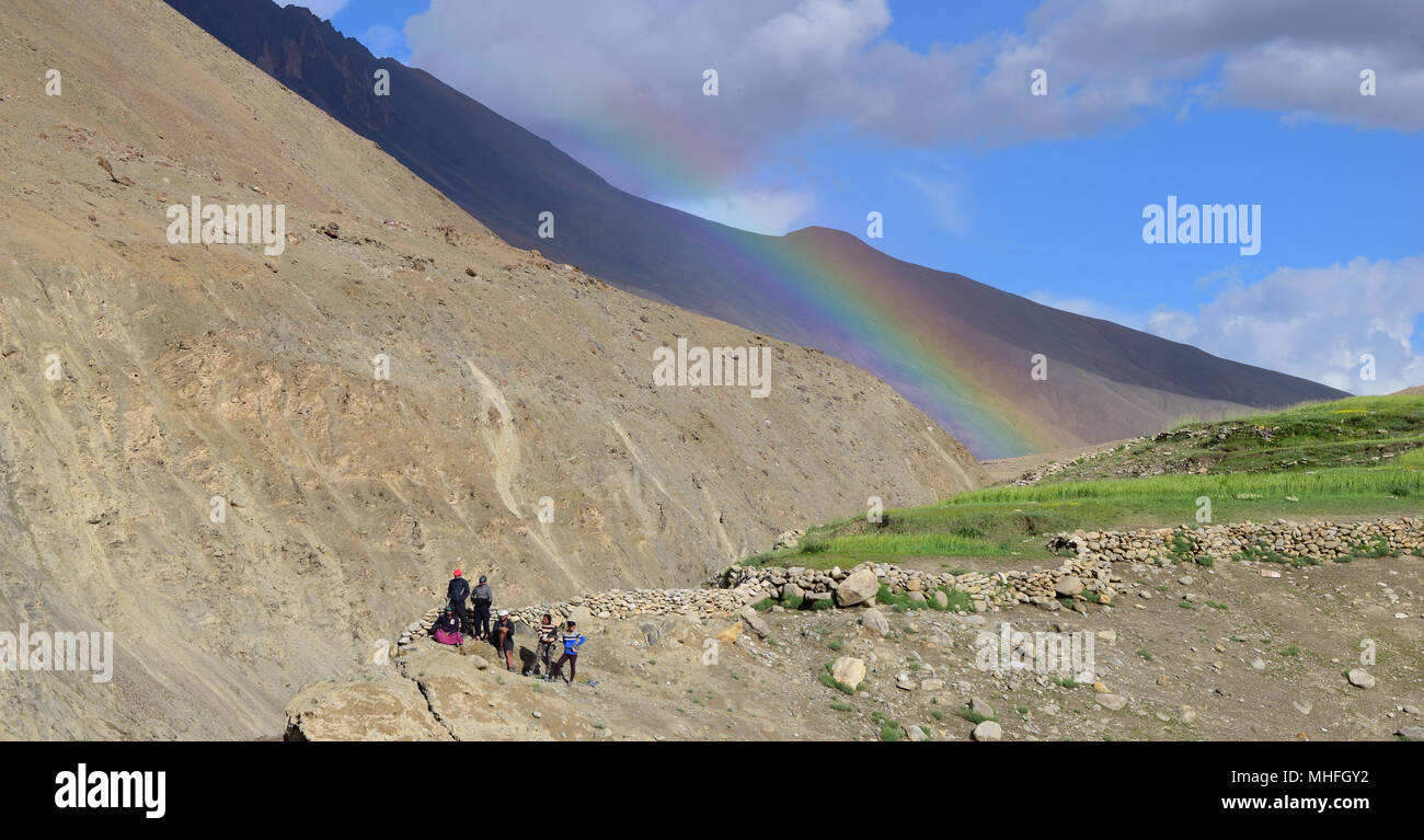 Bellezza arcobaleno nella montagna ladakh vista delle nuvole bianche e del cielo blu della montagna con splendido arcobaleno in Himalaya Kashmir India Asia Foto Stock