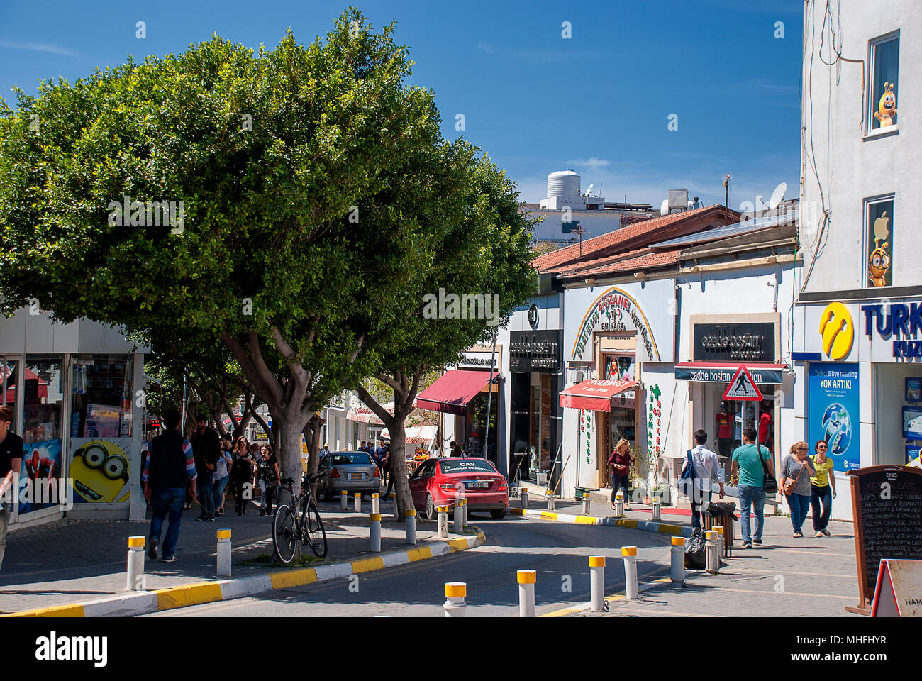 Una strada nel centro di Kyrenia con pedoni a piedi negozi del passato Foto Stock